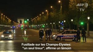 La police en intervention sur les Champs-Élysées suite à l'attaque du 20 avril 2017 (AFP TV, Capture d'écran)